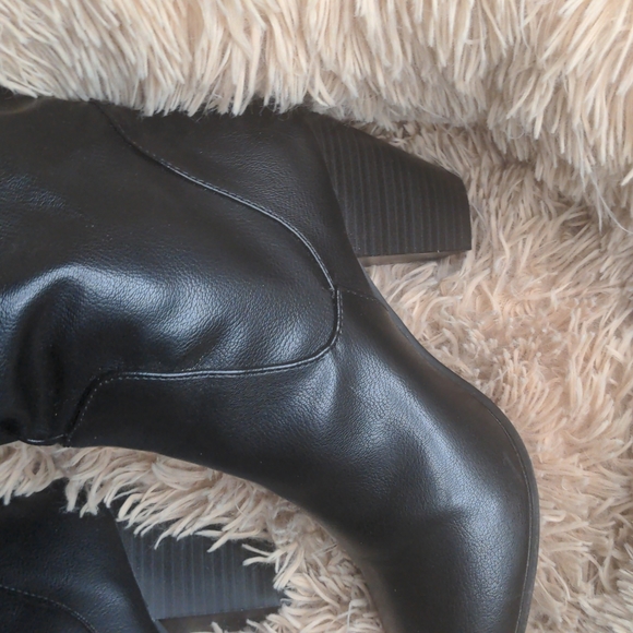 Black boots - Picture 2 of 2